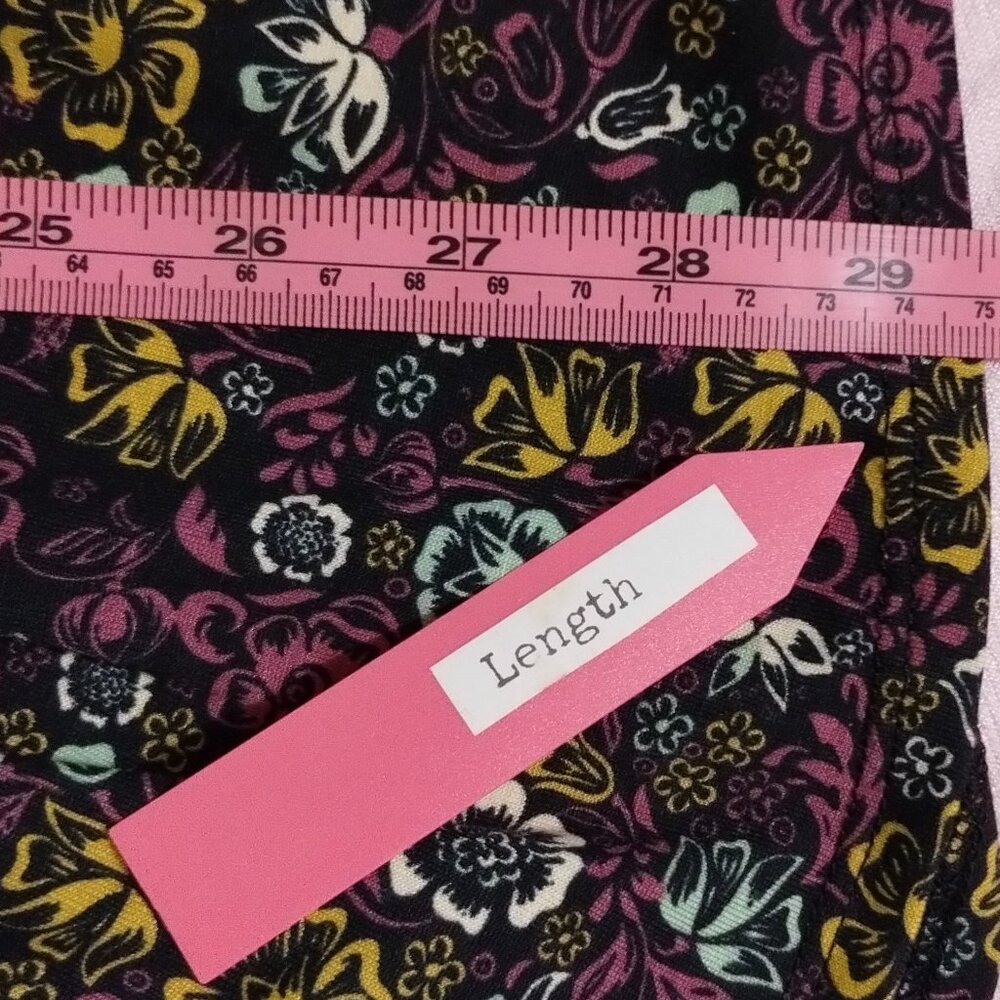 LuLaRoe (S) Patterned Classic Short Sleeve - Picture 8 of 9